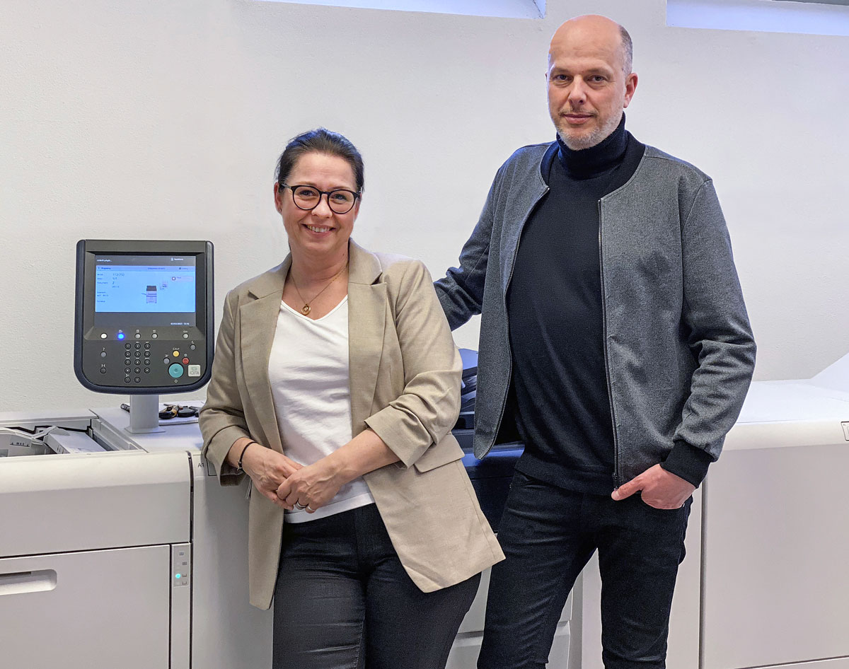 Annelie Berggren och Mathias Sabel på Happify i Oskarshamn framför sin nya Xerox digitala tryckpress.